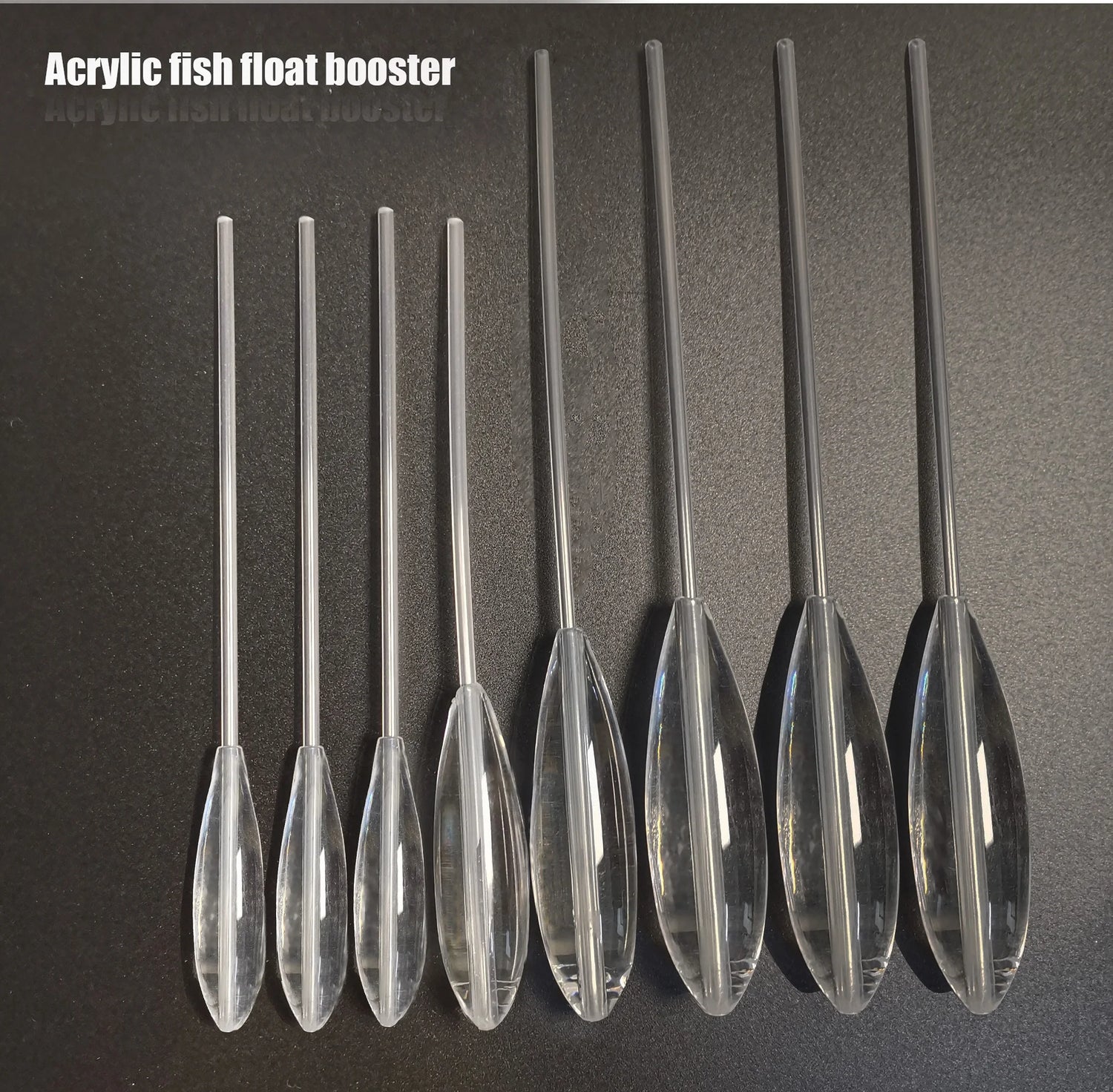 Flotteur de pêche acrylique transparent tenu en main pour montrer la taille